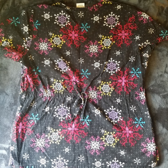 Medium snowflake themed scrub tops - Picture 7 of 7
